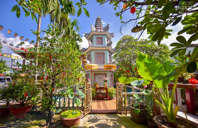 Bảo tháp Đại lão Hòa thượng Thích Đạt Thanh trong khuôn viên chùa Long Quang Bảo tháp Đại lão Hòa thượng Thích Đạt Thanh trong khuôn viên chùa Long Quang