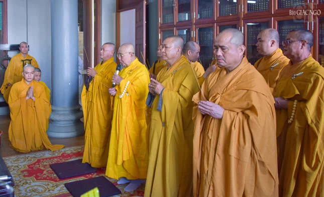 Chư tôn đức các nơi về dâng hương tưởng niệm bậc long tượng chốn thiền môn Chư tôn đức các nơi về dâng hương tưởng niệm bậc long tượng chốn thiền môn