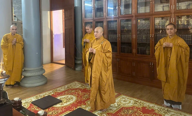 Hòa thượng Thích Huệ Thông, Phó Chủ tịch Hội đồng Trị sự, Trưởng ban Pháp chế T.Ư dâng hương tưởng niệm Hòa thượng Thích Huệ Thông, Phó Chủ tịch Hội đồng Trị sự, Trưởng ban Pháp chế T.Ư dâng hương tưởng niệm