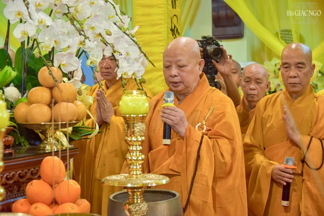 Hòa thượng Thích Lệ Trang dẫn lễ