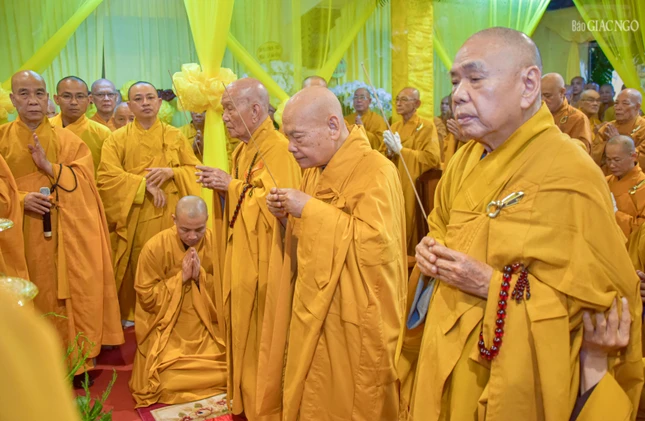 Trưởng lão Hòa thượng Thích Thiện Nhơn cùng chư vị Trưởng lão Hội đồng Chứng minh GHPGVN tham dự hộ niệm
