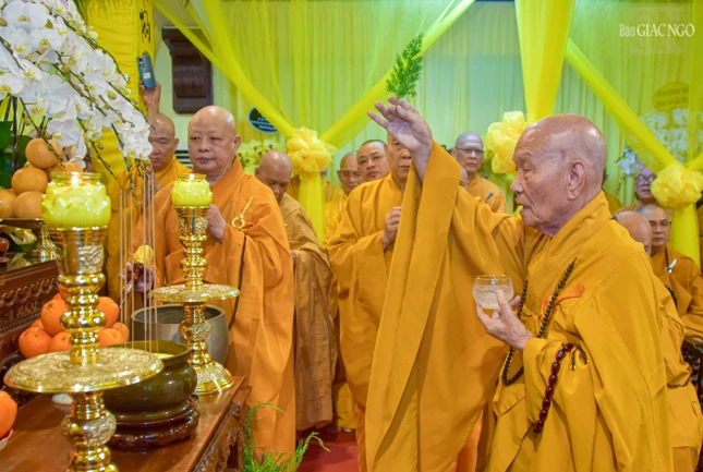 Trưởng lão Hòa thượng Thích Huệ Minh cử hành nghi thức sái tịnh