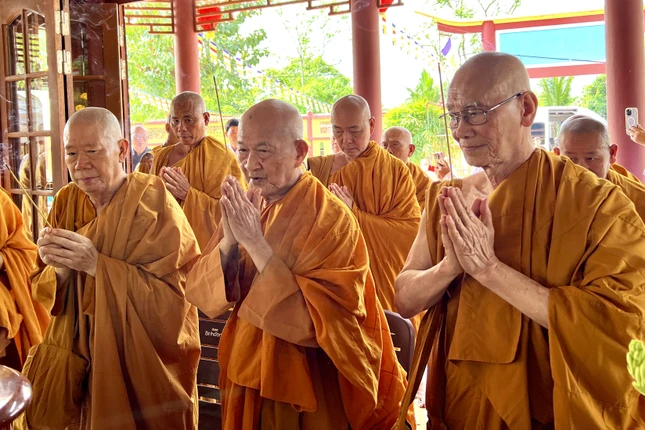 Trưởng lão Hòa thượng Giác Giới và chư vị giáo phẩm chứng minh Giáo đoàn I - hệ phái Khất sĩ tham dự buổi lễ