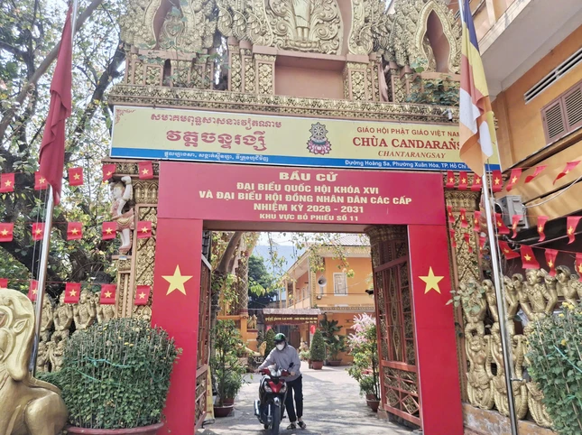 Điểm bầu cử tại chùa Chantarangsay (P.Xuân Hòa)