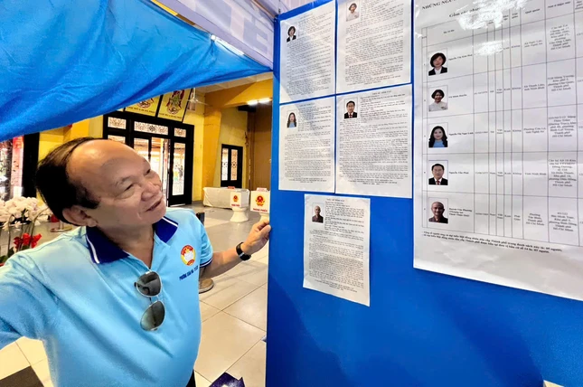 Các thành viên tổ bầu cử kiểm tra các khâu cuối cùng trước khi diễn ra sự kiện vào ngày mai