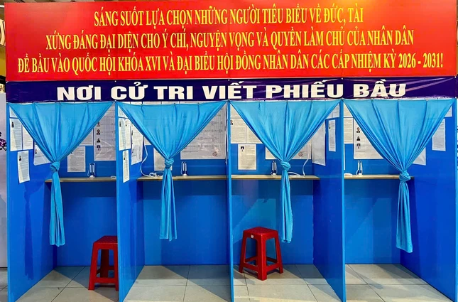 Khu vực nơi cử tri viết phiếu bầu tại điểm bỏ phiếu chùa Vĩnh Nghiêm