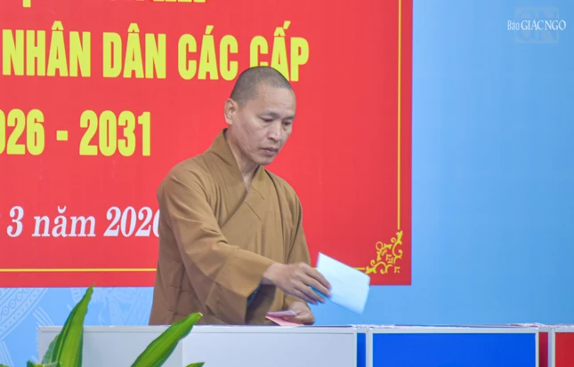 Thượng tọa Thích Minh Quang bỏ phiếu bầu tại điểm bỏ phiếu số 1 (P.Tân Định, TP.HCM) Thượng tọa Thích Minh Quang bỏ phiếu bầu tại điểm bỏ phiếu số 1 (P.Tân Định, TP.HCM)