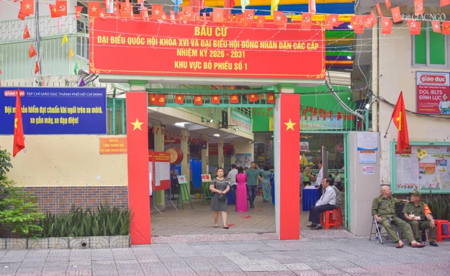 Người dân tham gia bầu cử từ rất sớm Người dân tham gia bầu cử từ rất sớm