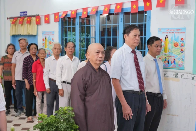 Thượng tọa Thích Tâm Chơn cùng các cử tri tham dự lễ khai mạc Thượng tọa Thích Tâm Chơn cùng các cử tri tham dự lễ khai mạc