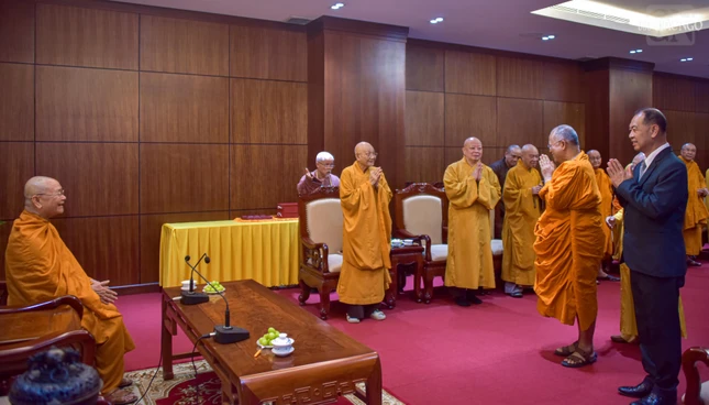 Chư tôn đức Hội đồng Chứng minh, lãnh đạo Ban Trị sự GHPGVN TP.HCM đón tiếp đoàn tại trụ sở Việt Nam Quốc Tự