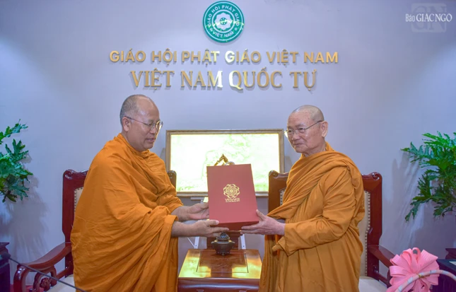 Trưởng lão Hòa thượng Viên Minh tặng quà lưu niệm đến đoàn