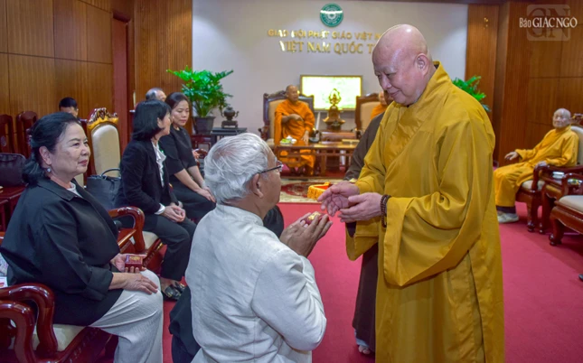 Hòa thượng Thích Lệ Trang tặng quà lưu niệm đến các thành viên trong đoàn