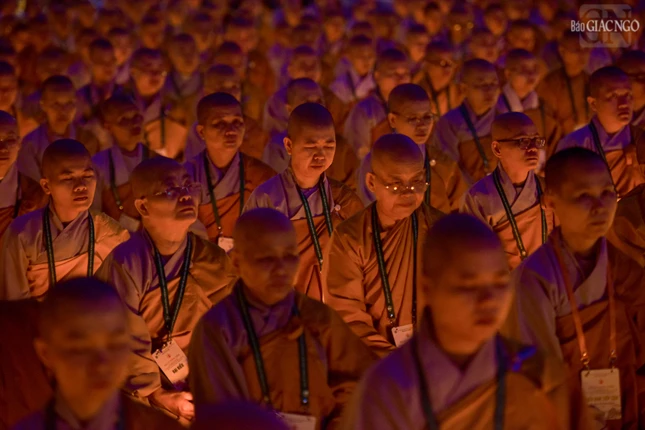 Chư Ni dành những giây phút tưởng nhớ đến công lao của Đức Thánh Tổ Ni Đại Ái Đạo và chư Ni tiền bối hữu công