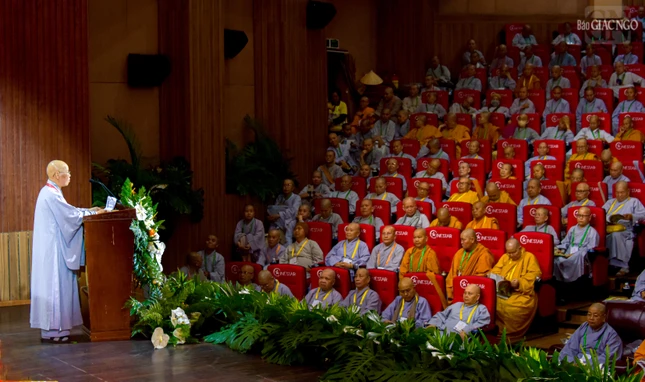 Trình bày tham luận với sự lắng nghe của đông đảo thính giả