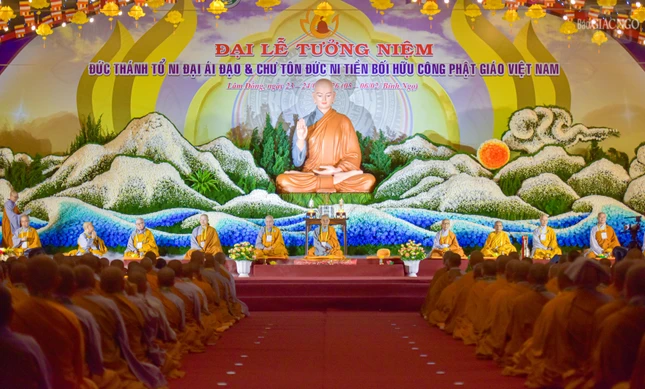 Tôn tượng Đức Thánh Tổ Ni