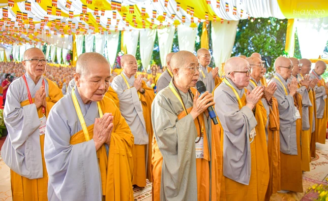 Ni trưởng Thích nữ Nhật Khương hướng dẫn đại chúng tụng Tứ hoằng thệ nguyện