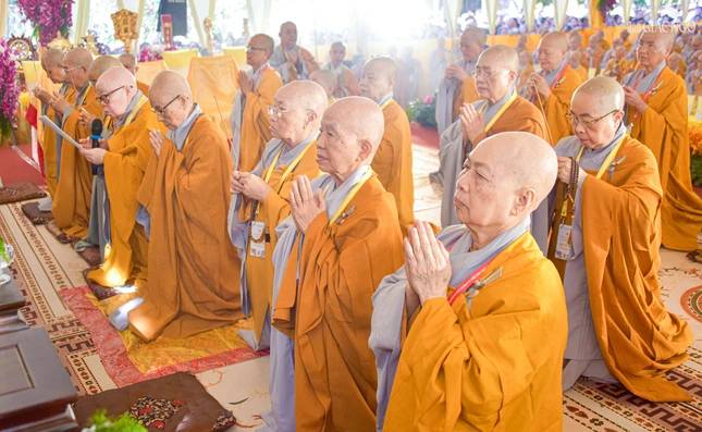 Chư vị Ni trưởng Ban Cố vấn, Chứng minh Phân ban Ni giới T.Ư dâng hương tưởng niệm