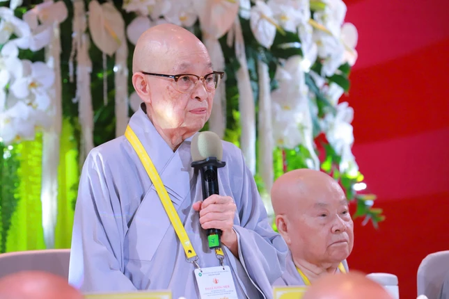 Ni trưởng Thích nữ Huệ Hương ban đạo từ