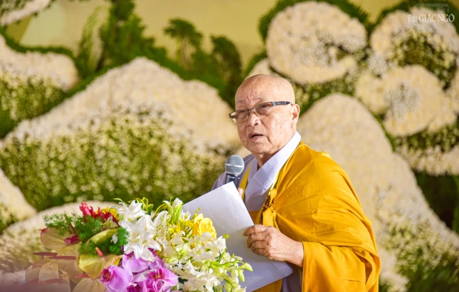 Ni trưởng Thích nữ Như Như cung tuyên hành trạng Đức Thánh Tổ Ni Đại Ái Đạo