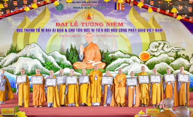Trao tặng Bằng tuyên dương công đức đến chư vị Ni trưởng đã có nhiều đóng góp cho sự phát triển của Phật giáo địa phương