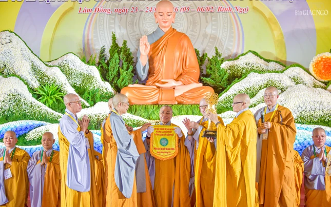 Ni trưởng Thích nữ Nhật Khương trao cờ luân lưu đến Phân ban Ni giới tỉnh Quảng Trị