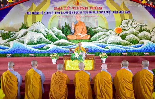 Trưởng lão Hòa thượng Thích Thiện Nhơn ban đạo từ chứng minh