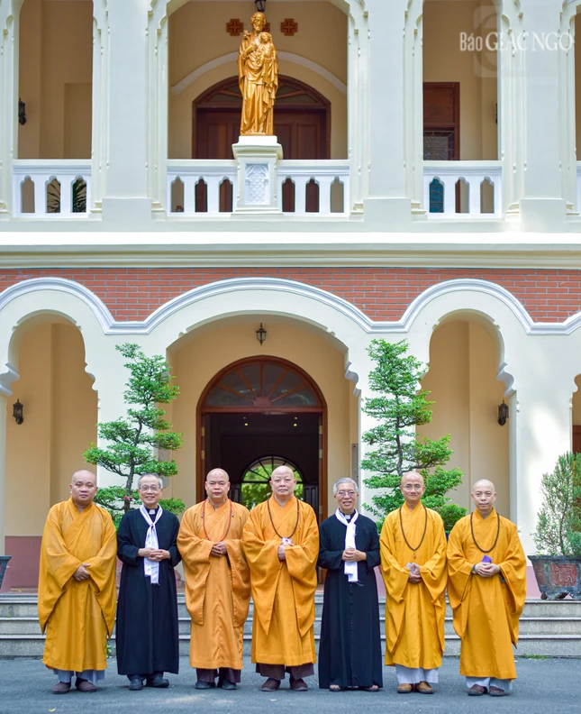 Lưu niệm trước Nhà truyền thống của Tổng Giáo phận TP.HCM, nơi Hồng y Phạm Minh Mẫn tịnh dưỡng trong những năm sau cuối của cuộc đời Lưu niệm trước Nhà truyền thống của Tổng Giáo phận TP.HCM, nơi Hồng y Phạm Minh Mẫn tịnh dưỡng trong những năm sau cuối của cuộc đời