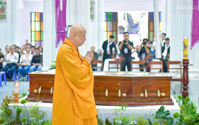 Hòa thượng Thích Lệ Trang nhiễu một vòng quanh linh cửu tiễn biệt vị Hồng y khả kính Hòa thượng Thích Lệ Trang nhiễu một vòng quanh linh cửu tiễn biệt vị Hồng y khả kính