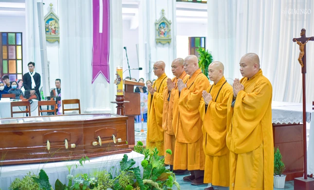 Hòa thượng Thích Lệ Trang chuyển lời phân ưu của Đại lão Hòa thượng Thích Trí Quảng, Pháp chủ GHPGVN đến cộng đồng Công giáo Việt Nam Hòa thượng Thích Lệ Trang chuyển lời phân ưu của Đại lão Hòa thượng Thích Trí Quảng, Pháp chủ GHPGVN đến cộng đồng Công giáo Việt Nam