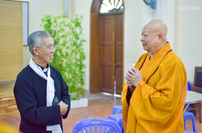 Linh mục Phanxicô Xaviê Bảo Lộc cảm ơn tình cảm của Ban Trị sự Phật giáo TP.HCM dành đến ngài Hồng y Gioan Baotixita Phạm Minh Mẫn Linh mục Phanxicô Xaviê Bảo Lộc cảm ơn tình cảm của Ban Trị sự Phật giáo TP.HCM dành đến ngài Hồng y Gioan Baotixita Phạm Minh Mẫn