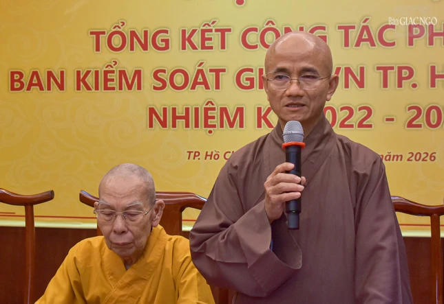 Thượng tọa Thích Thiện Quý phát biểu tại hội nghị