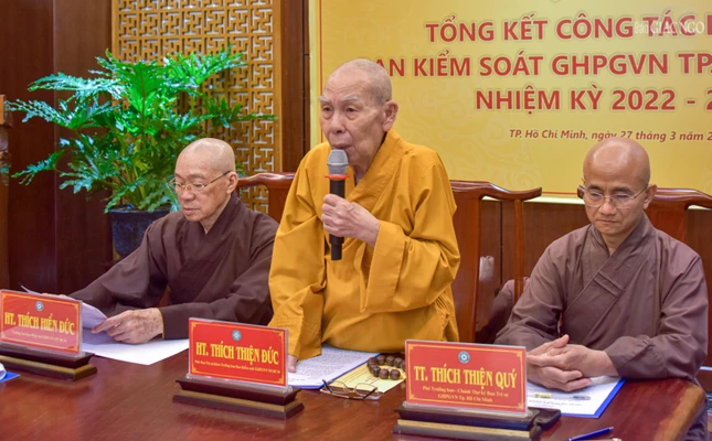 Hòa thượng Thích Thiện Đức cám ơn những đóng góp của các thành viên Ban Kiểm soát Phật giáo TP.HCM trong nhiệm kỳ qua