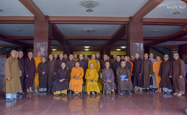 Cách thành viên Ban Kiểm soát GHPGVN TP.HCM chụp hình lưu niệm tại Việt Nam Quốc Tự