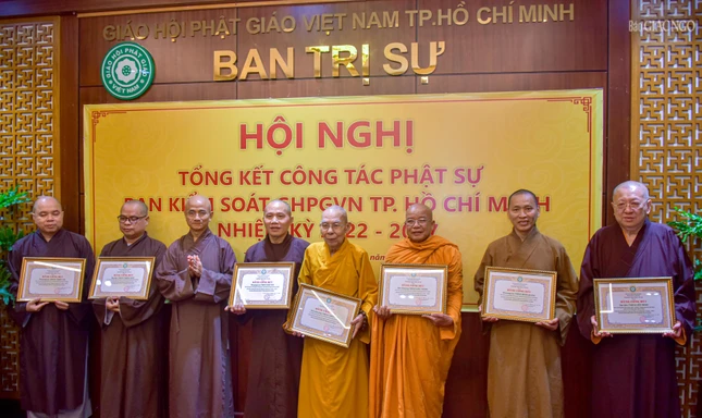 Ban Trị sự GHPGVN TP.HCM tặng Bằng công đức đến các cá nhân Ban Kiểm soát đã hoàn thành xuất sắc nhiệm vụ trong nhiệm kỳ vừa qua