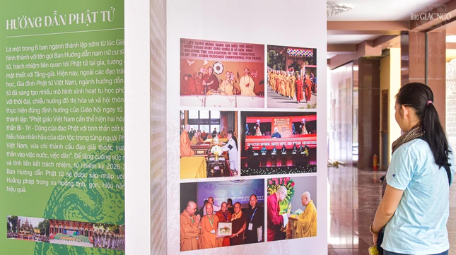 Phật tử xem lại những hình ảnh đang được chuẩn bị cho sự kiện triển lãm