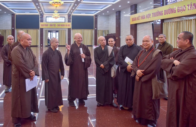 Chư tôn đức Ban Thường trực Ban Trị sự GHPGVN TP.HCM khảo sát không gian bên trong hội trường Việt Nam Quốc Tự