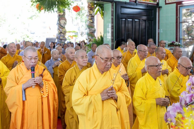 Chư tôn đức dâng hương tưởng niệm bậc tòng lâm thạch trụ của Phật giáo tỉnh Chư tôn đức dâng hương tưởng niệm bậc tòng lâm thạch trụ của Phật giáo tỉnh