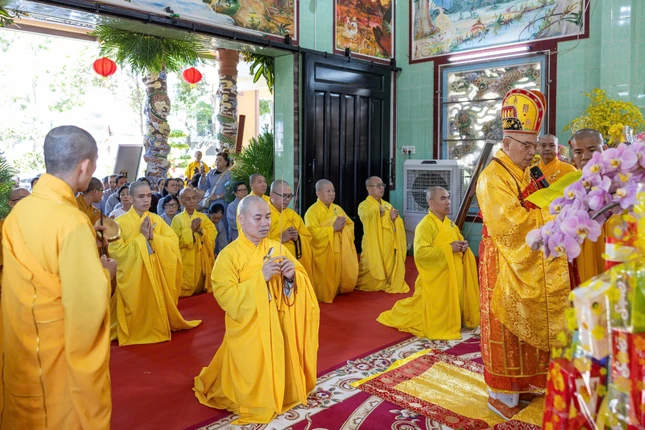 Môn đồ pháp quyến thực hiện nghi thức cung tiến Giác linh Môn đồ pháp quyến thực hiện nghi thức cung tiến Giác linh