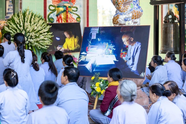 Phật tử tham dự lễ tưởng niệm bậc ân sư khả kính Phật tử tham dự lễ tưởng niệm bậc ân sư khả kính