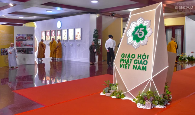 Một góc nhỏ không gian triển lãm "45 năm Giáo hội Phật giáo Việt Nam: Phát triển cùng đất nước - Bước vào kỷ nguyên mới" tại Việt Nam Quốc Tự