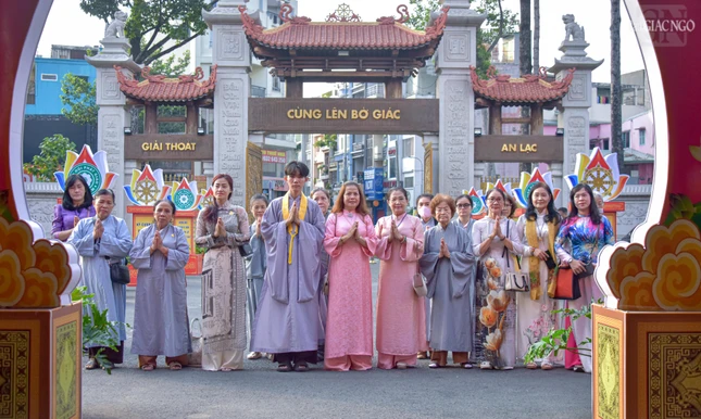 Phật tử tham dự triển lãm