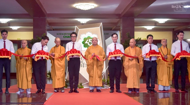 Hòa thượng Thích Lệ Trang cùng chư tôn đức trong Ban Thường trực Ban Trị sự GHPGVN TP.HCM cắt băng khai mạc triển lãm