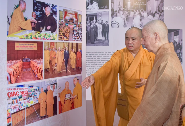 Thượng tọa Thích Tâm Hải giới thiệu nội dung triển lãm đến Đại lão Hòa thượng Thích Trí Quảng