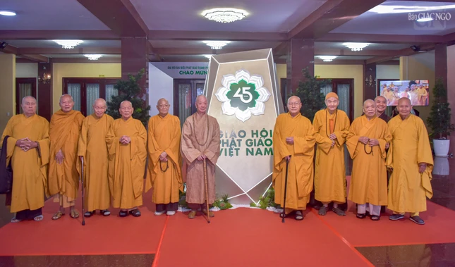 Đức Pháp chủ và chư vị Trưởng lão Ban Thường trực Hội đồng Chứng minh GHPGVN