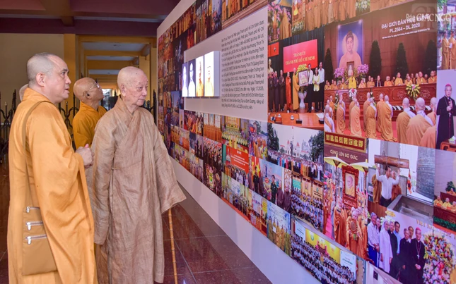 Thượng tọa Thích Tâm Hải thuyết minh về triển lãm