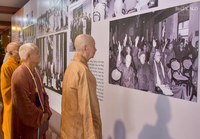 Trước những bức ảnh lịch sử