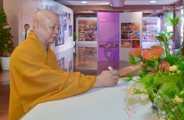 Hòa thượng Thích Lệ Trang ký lên bảng lưu niệm