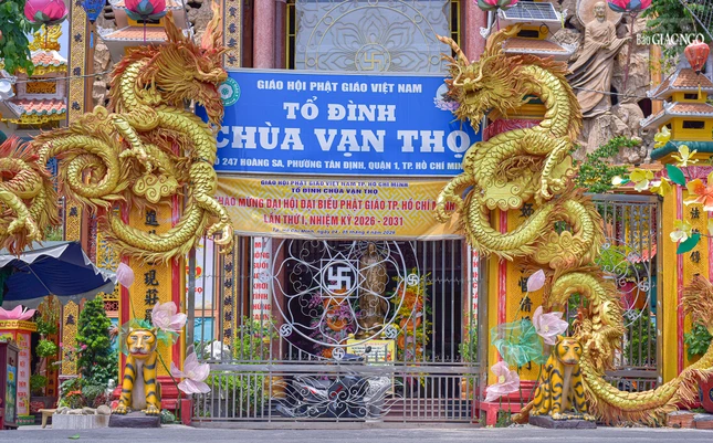 Không khí chào mừng Đại hội đại biểu Phật giáo TP.HCM lần thứ I, nhiệm kỳ 2026-2031 trước cổng tổ đình Vạn Thọ