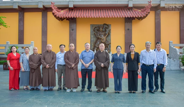 Đoàn chụp hình lưu niệm trước tháp Đa Bảo - nơi đang tôn trí xá-lợi Trái tim Bồ-tát Thích Quảng Đức
