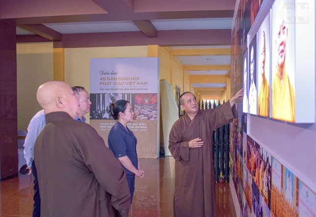 Thượng tọa Thích Tâm Hải, Ủy viên Hội đồng Trị sự, Tổng Biên tập Báo Giác Ngộ giới thiệu không gian triển lãm "45 năm Giáo hội Phật giáo Việt Nam: Phát triển cùng đất nước - Bước vào kỷ nguyên mới" đến các thành viên trong đoàn